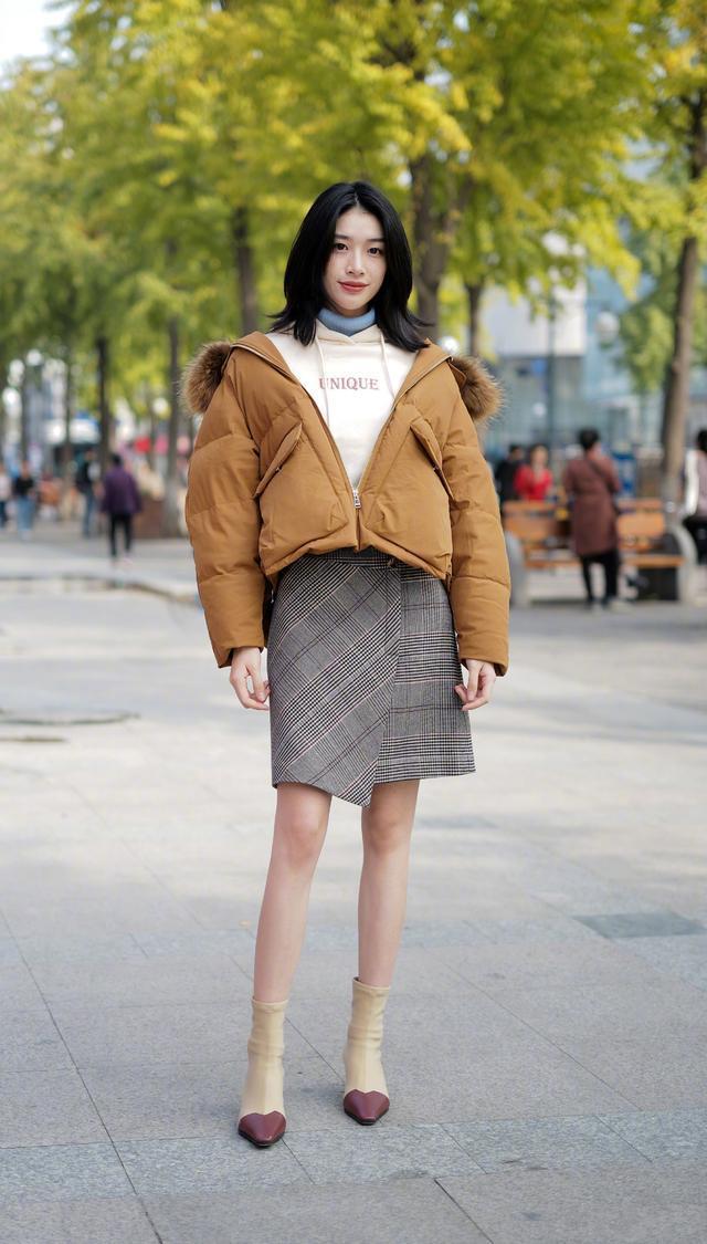 混搭 最近流行一种“混搭穿法”,叫“羽绒服+半裙”,小个子也适合
