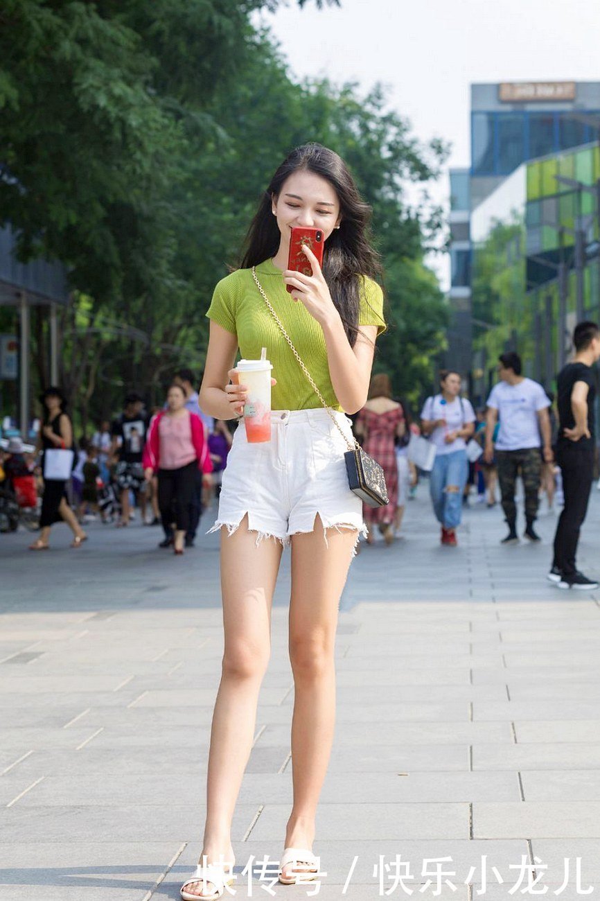 慵懒风的时尚魅力开始风靡，小姐姐们一双拖鞋，展现了自信美