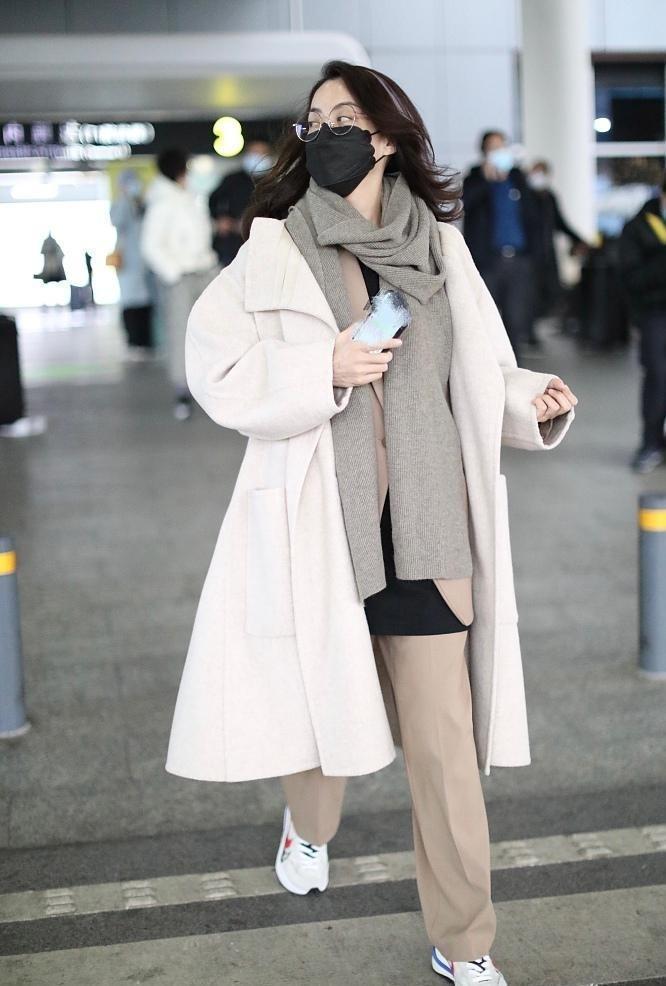 学着霍汶希去搭配,演绎出了强大气场,风衣搭配直筒裤超洋气