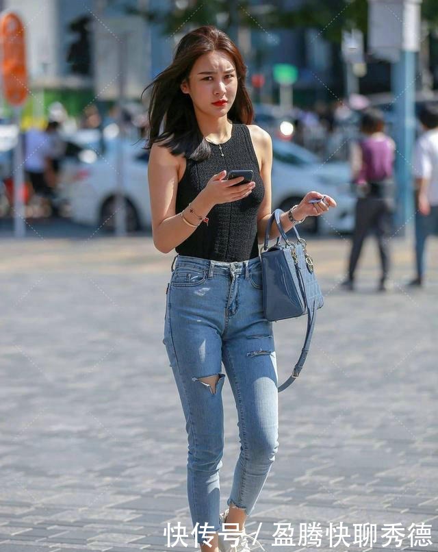 小姐姐|小姐姐修身背心搭配牛仔裤，简单自然的美显得格外迷人
