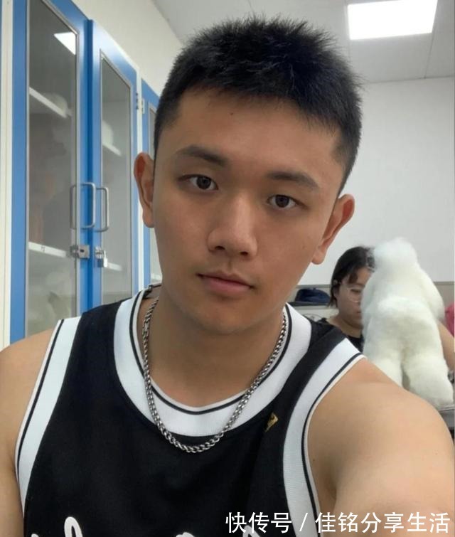 白袜|这枚00后的大1体育生有点可爱哦!