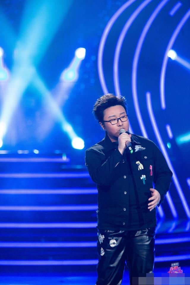 百变大咖秀紧跟时事，就是要模仿当代热点人物华晨宇汪峰