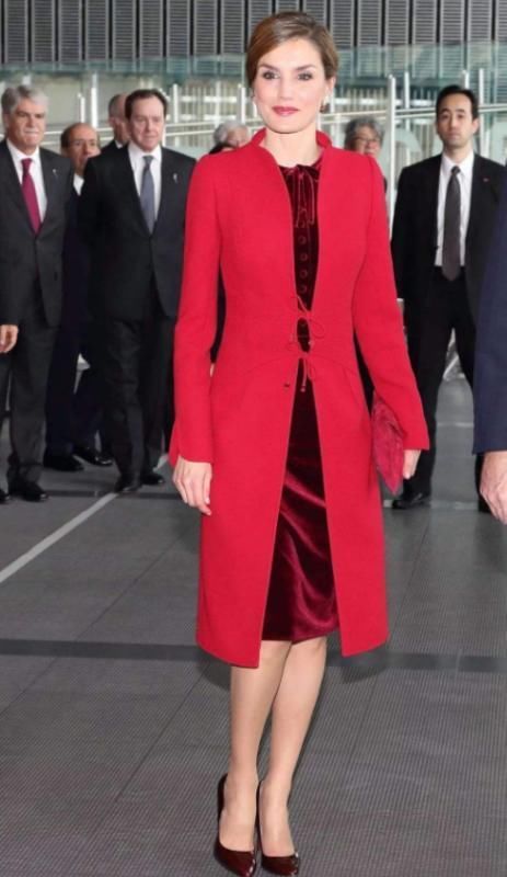 莱蒂齐亚|西班牙王后一身中国红“踩针”出街,好身材藏不住,气质没话说