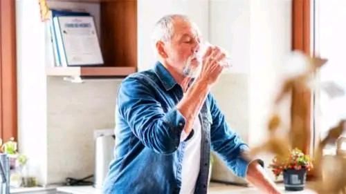 晚上睡覺前喝杯水到底好不好？為什么？你真的知道嗎？不要再錯(cuò)了