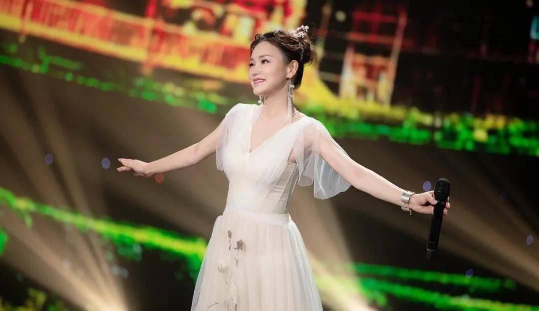 大師|土家族青年歌唱家鄧超予化身“音樂大師”央視開講《音樂公開課》