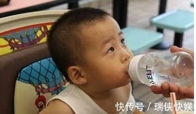 食物|4岁女孩喝水进医院,大夫提醒3个时间段不要给娃喝水