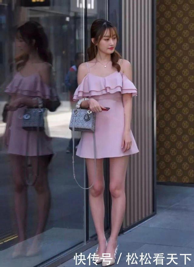 邻家小妹一身清甜吊带连衣裙打扮，清新可人，给人一种初恋的感觉