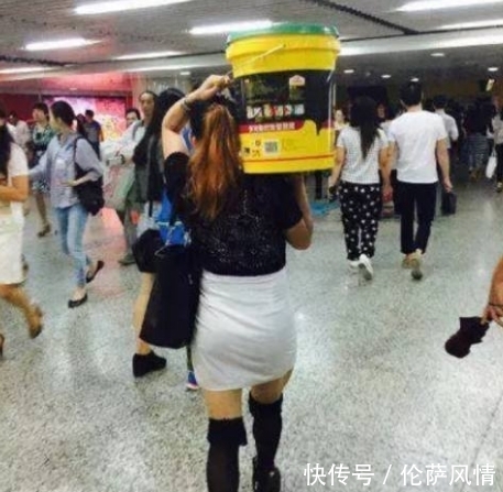 笑话|妹子,你也太随意了吧,怎么能扛着桶走路呢,不怕笑话吗