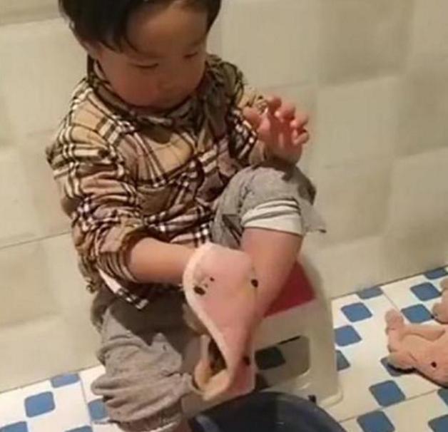 宝宝|宝妈晒孩子洗脚视频,“糊涂宝宝”因此走红,网友:我家的也这样