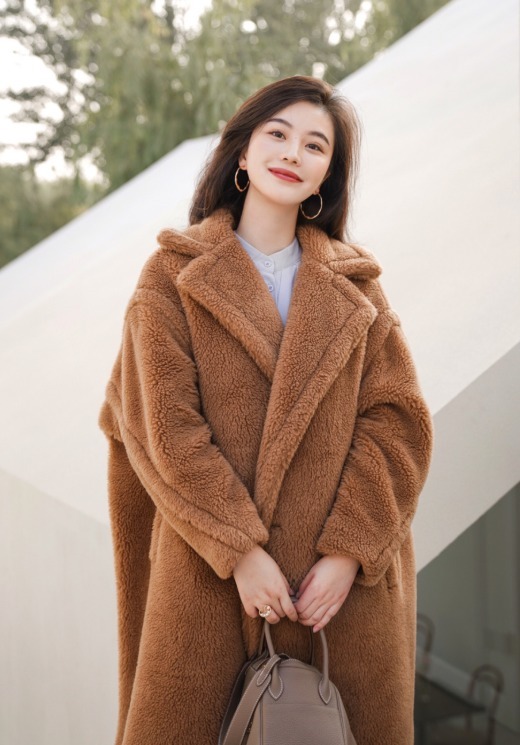 博主|微胖的秋冬穿搭指南,羊羔毛大衣+长裤或连衣裙,保暖舒适又洋气