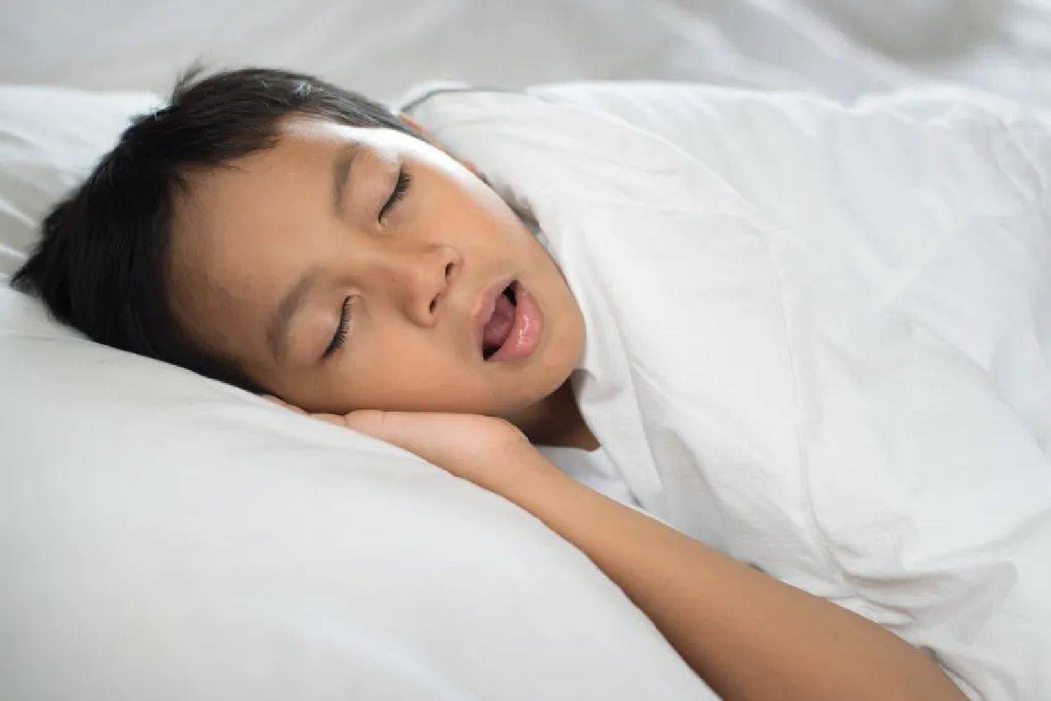 扁桃体|睡觉时一个坏习惯，会让孩子越长越丑，父母别任其发展