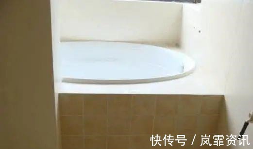 老师傅|巴掌大的卫生间,老师傅帮忙砌了个浴缸,发在朋友圈底下全是赞