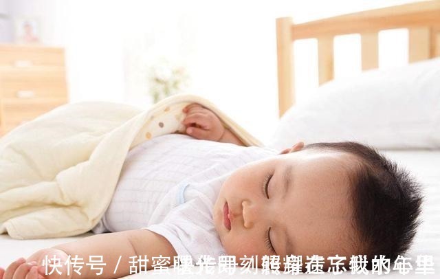 家长|爸爸带双胞胎儿子睡觉,父子三人姿势神同步,网友亲生的没跑了