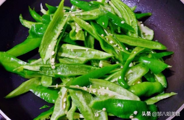 做辣椒炒肉，不要切好直接炒，多做两步，麻辣鲜香，越吃越上瘾