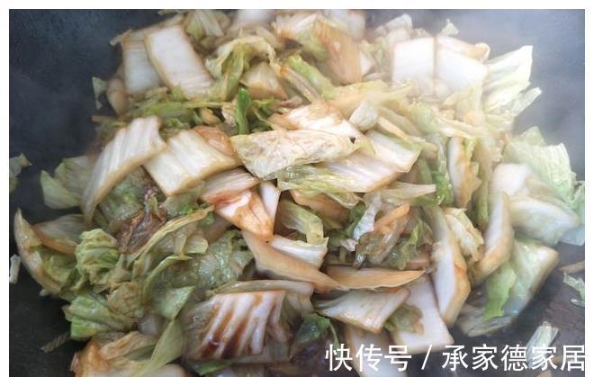 口感|白菜炖粉条时,“放2味”口感好,白菜软烂嫩香,粉条爽滑又好吃
