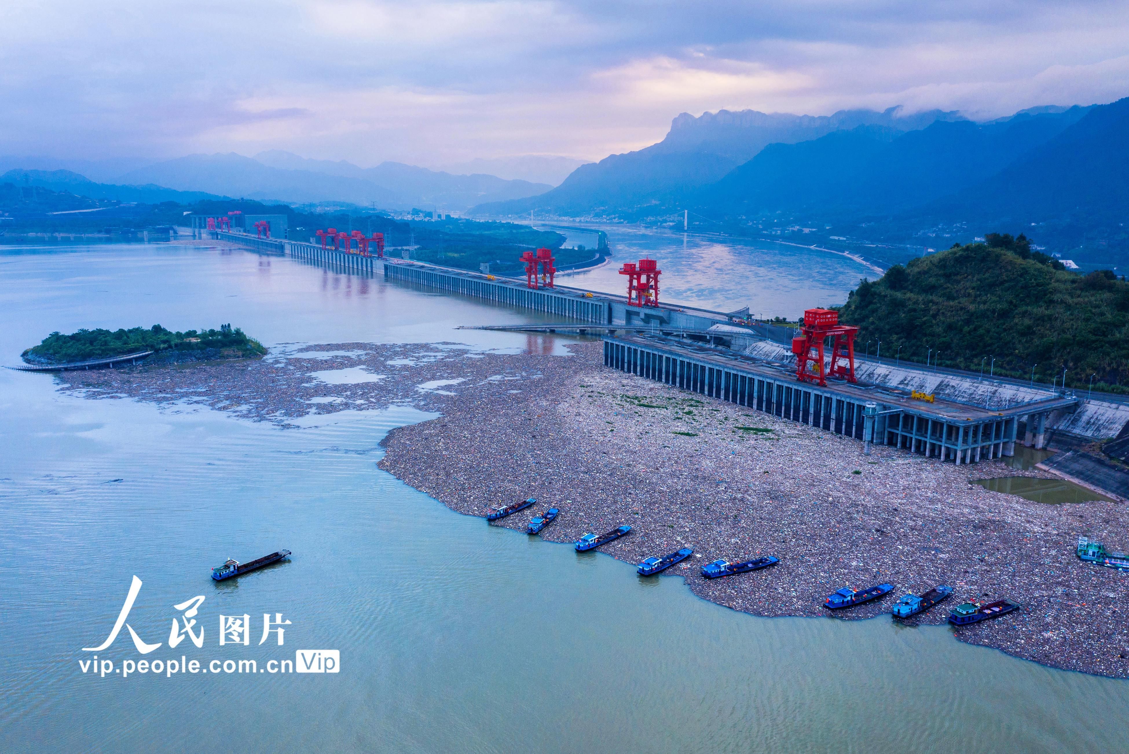 三峡库区|湖北宜昌：三峡坝前清漂忙