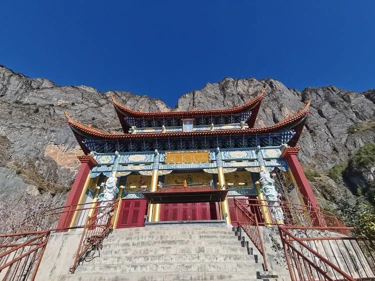 指南村|登顶东川小牯牛山——慈悲殿