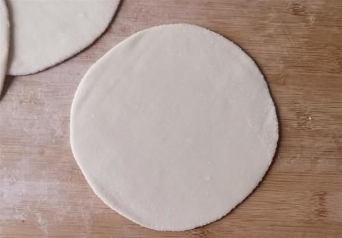 这菜春季正时令，鲜嫩多汁又实惠，5块钱3把，烙菜盒子就是香