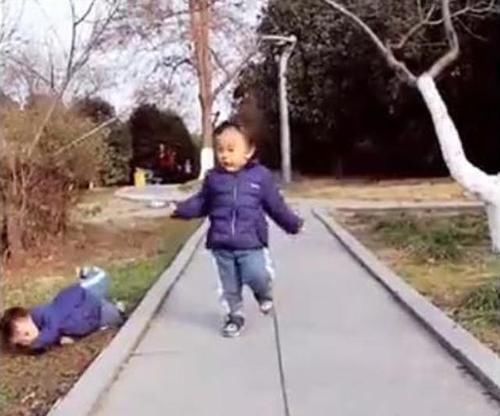 大孩子|双胞胎哥哥跑步摔倒,弟弟之后的举动,让奶奶笑得前仰后合