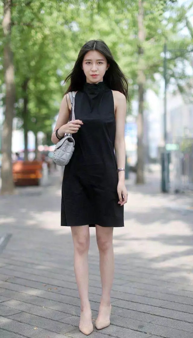 街拍:高跟鞋搭配出街,让你成为时尚的焦点