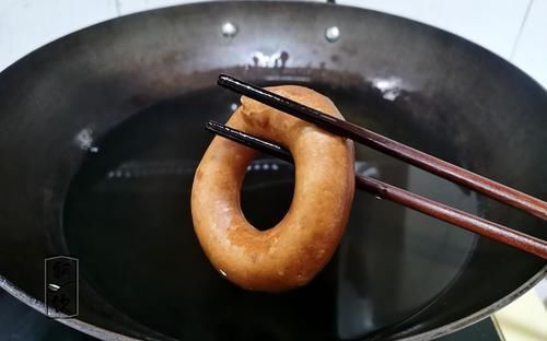 孩子|孩子爱吃甜甜圈,一斤面粉炸一堆,巧克力融化后一蘸,和买的一样