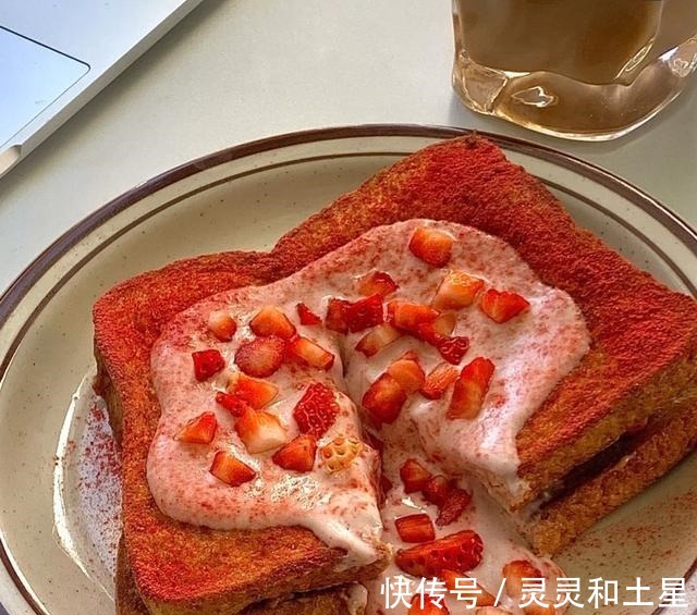 低脂版草莓巴旦木漏奶华,免烤箱3分钟早餐~!