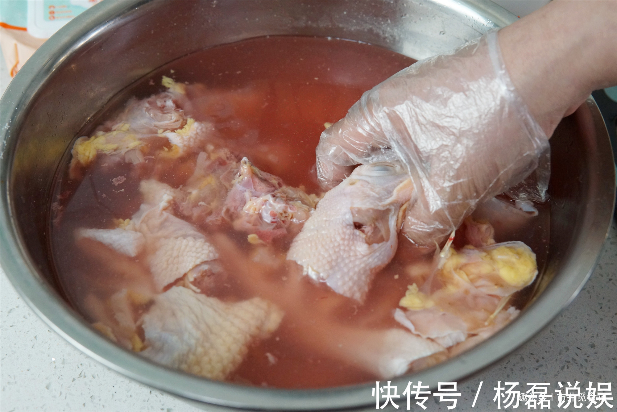 煲鸡汤时,别焯水或者直接炖,大厨告诉正确做法,鸡肉不柴汤不腥