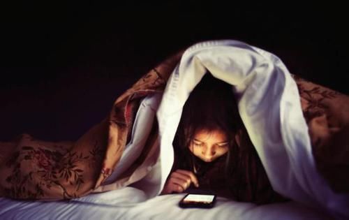 医生|5岁男童长期玩手机,黑眼珠逐渐“消失”,医生很难恢复