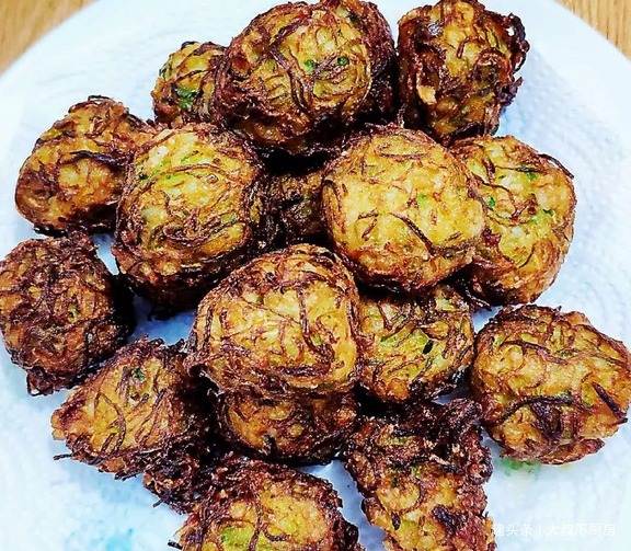 大叔家的素丸子炸萝卜丸子，鲜香味美，口感带脆，家人爱吃！