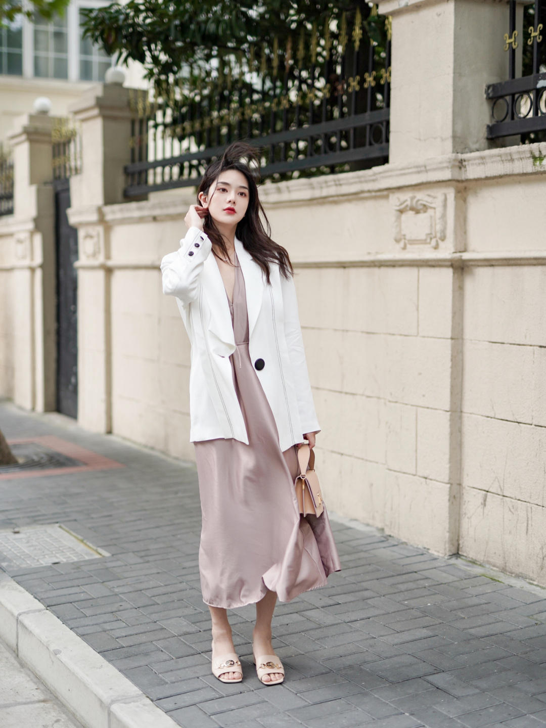 连衣裙 你的衣橱里绝对少不了“西装”,来看潮人的时尚造型,值得借鉴