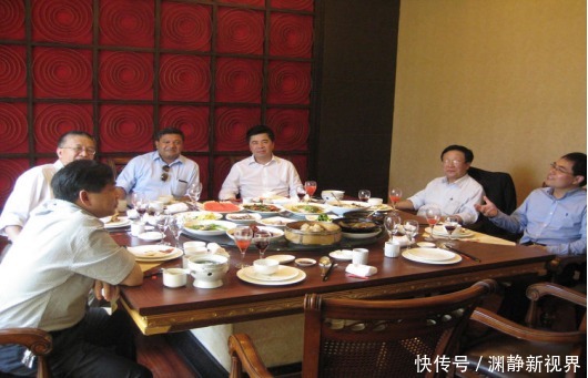 酒局上,领导说“帮买包烟”,笨蛋才去买烟,聪明人这样干