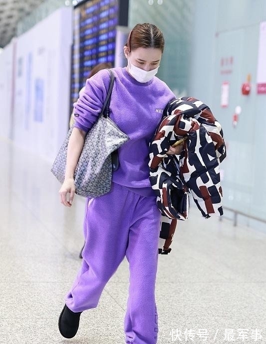 富二代 何超莲虽然长得好看,却不怎么像富二代,日常的穿搭太普通了