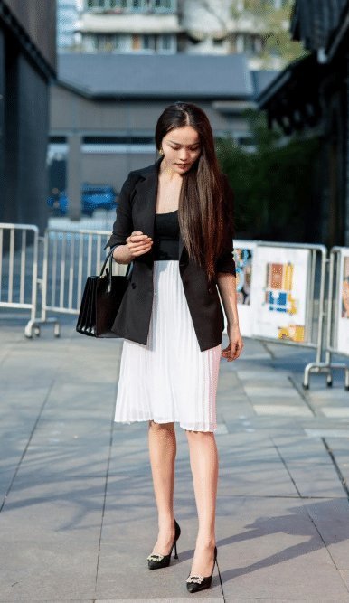 职业|街拍：白色百褶裙搭配小西装，职业中带着休闲