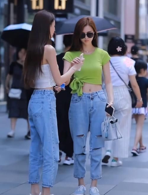 衣服|双胞胎姐妹花穿同款牛仔裤,她却因“小心机”换了件衣服,赢了