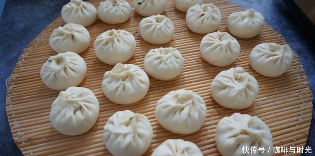 蒸肉包时,掌握这3点,包子饱满不回缩,汤汁浓郁回味无穷!