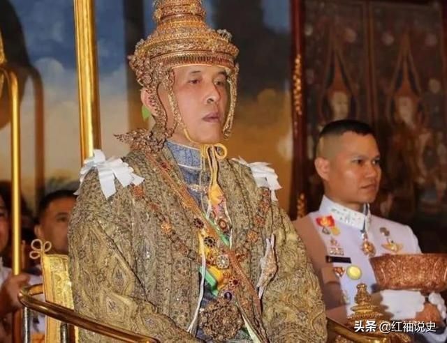 出席活动|68岁泰王真的老了后宫嫔妃再多又如何，拄着拐棍都差点摔倒