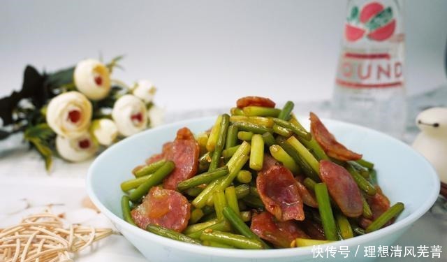 颜色|炒蒜薹时,直接炒是不对的,多加1步,炒好的蒜薹颜色翠绿味道好