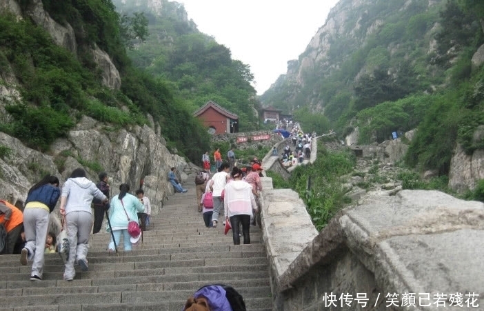 天门山|女游客登山时“穿裙子”,这样就“尴尬”了,网友直呼:不敢看了