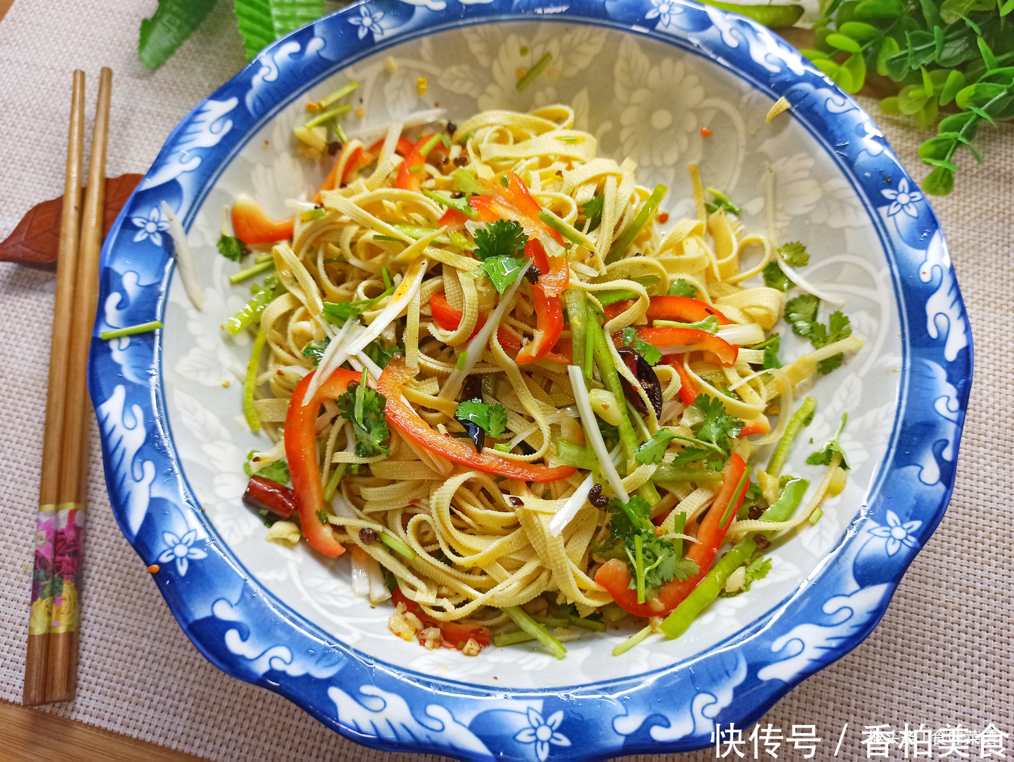 凉拌豆腐丝咋做才好吃?乱倒调味是大忌,做对了比肉香,爽口下饭