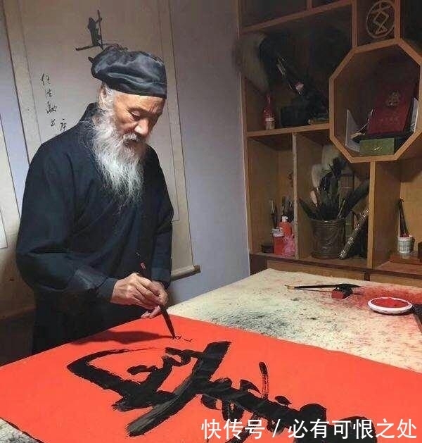 任法融德高望重,现场写书法!网友:太吓人,还是修你的道教吧!