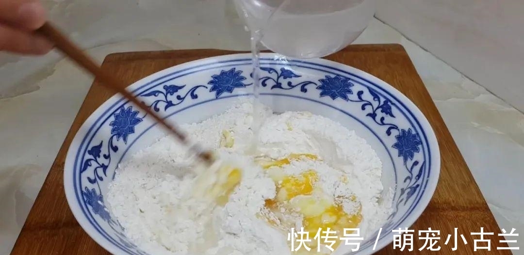 鸡蛋|2个鸡蛋,3勺面粉,不用擀面,做出创意油炸饼,比吃油条还过瘾!