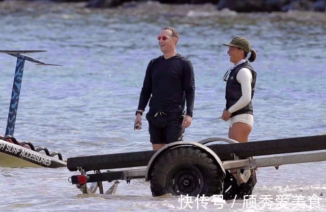 扎克伯格和华裔妻子海边度假！又穿200块拖鞋，两人穿黑白配好甜