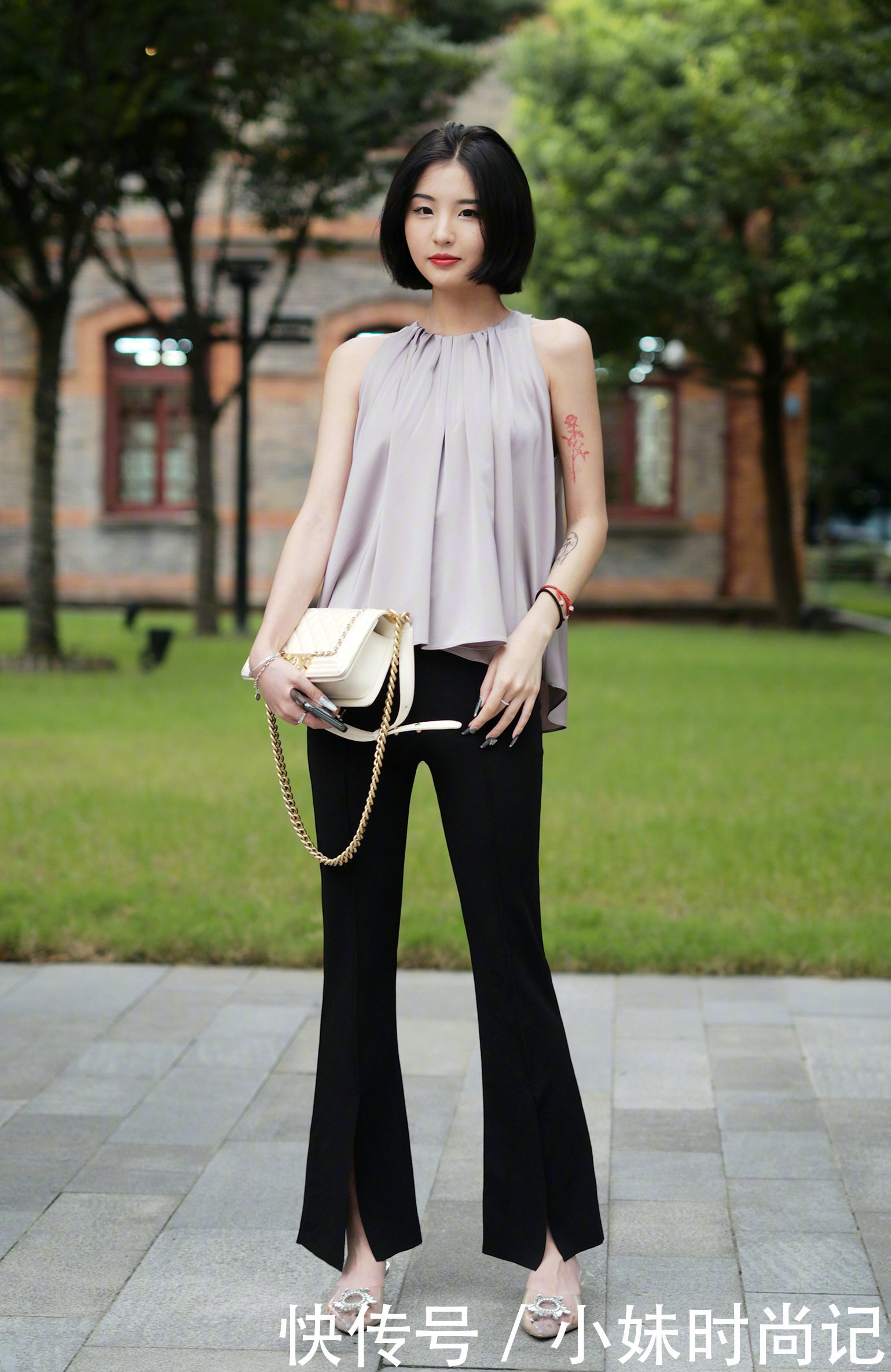 街拍：长裤搭配高跟鞋，打造出女性婀娜多姿的曲线美