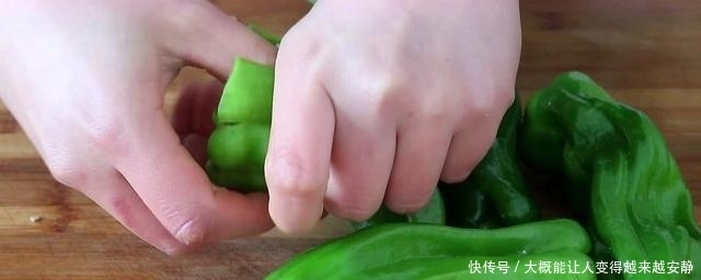 青椒这做法太好吃了,擀面杖一压,比吃肉过瘾,出锅就抢吃光