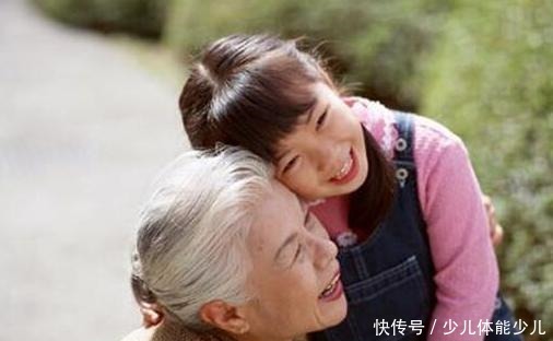 怕1岁孙子乱跑,奶奶推“改装”婴儿车出门溜娃,引起路人围观!