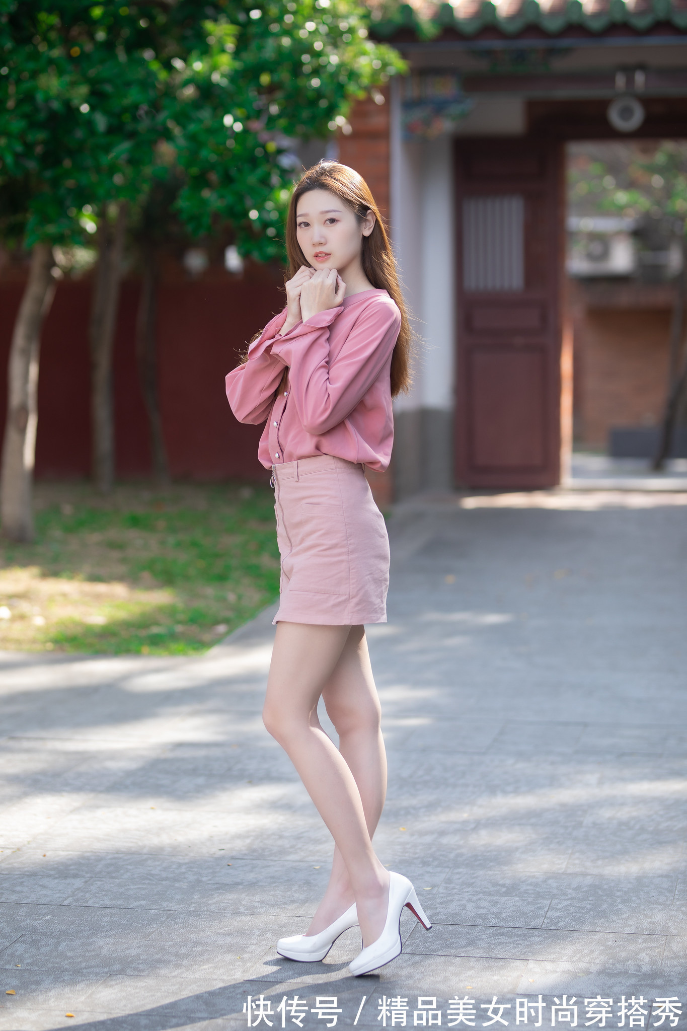 亮出门 粉色的雪纺衬衫甜美减龄,简约时尚的版型衬托女性柔美的气质