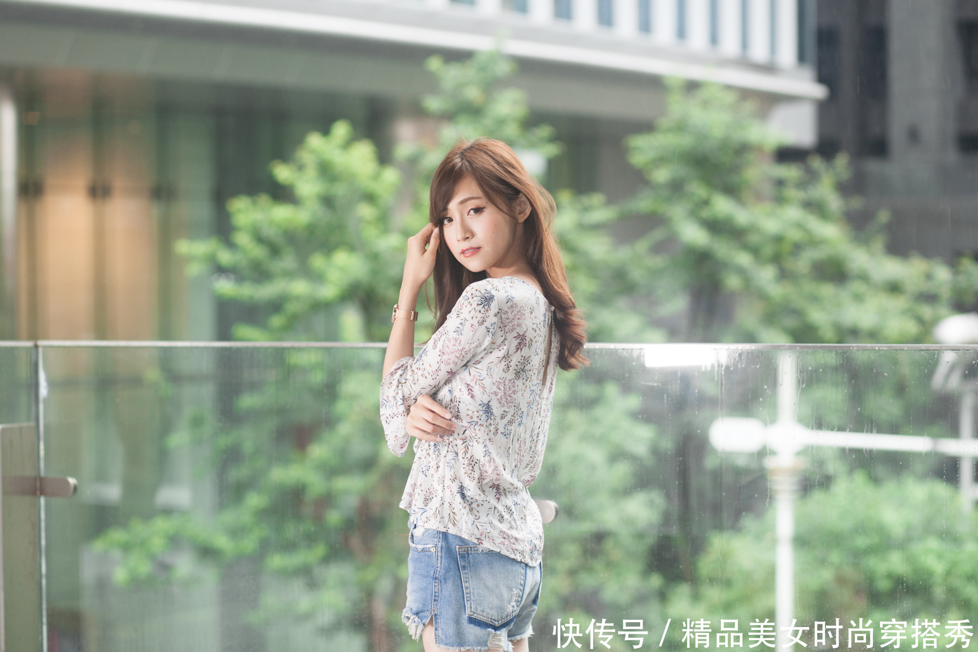 少女|碎花上衣虽然没有连衣裙那么温柔，但是却多了少女的青春气息