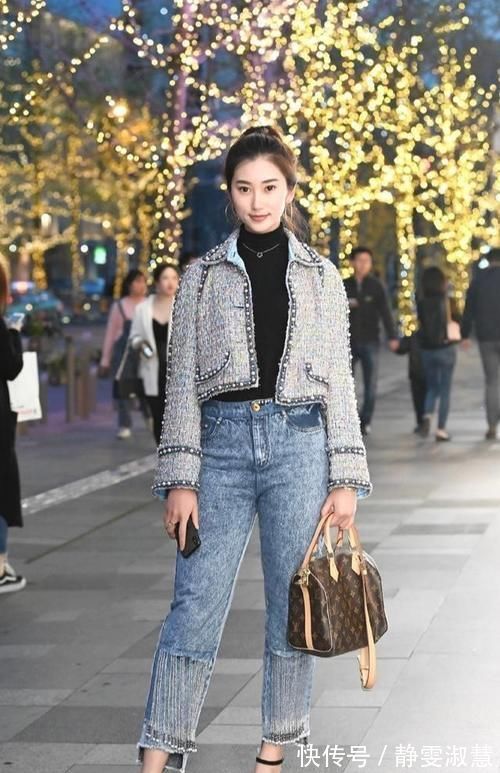 搭配 打底裤不用什么花哨,也可日常休闲,形成一道美丽的风景线