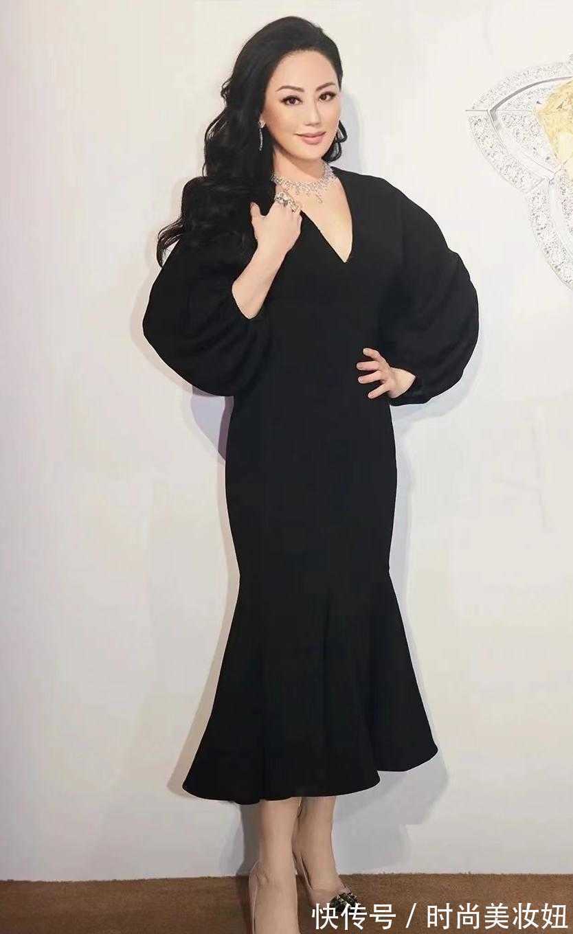 鱼尾裙 58岁章小蕙气质开挂,穿黑色鱼尾裙高雅大方,满满的名媛范