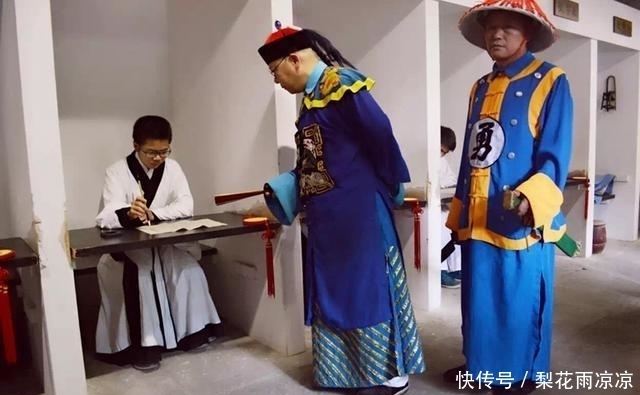 反驳|九岁小孩考试时迟到,考官刁难出了一上联,他机智反驳,对出下联